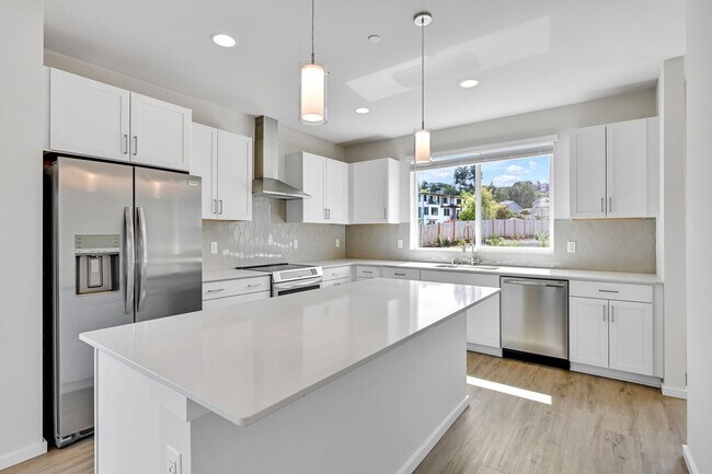 Building Photo - 4 Bed 3 Bath Townhouse for Rent!