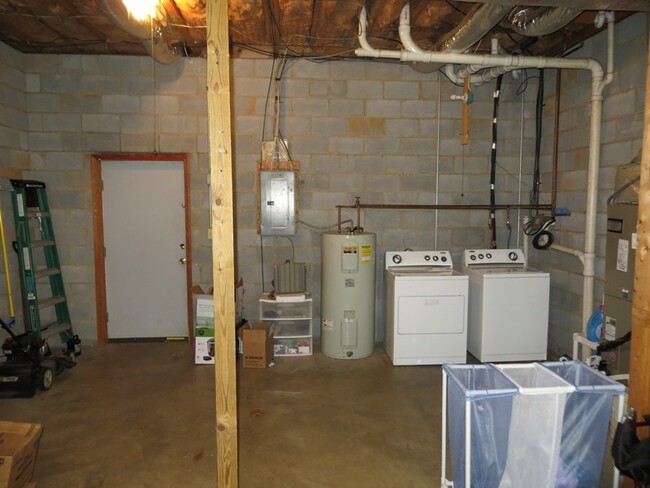 Building Photo - Radford 3 Br/2 Ba, Available July 10th