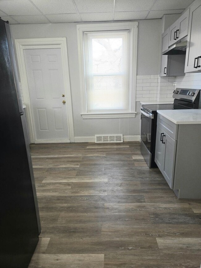 Building Photo - 315 E Morton St