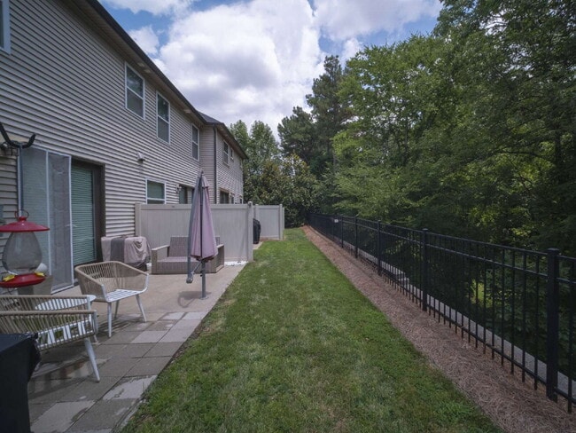 Building Photo - "Exquisite  2-Bed Townhouse with 2.5 Baths in Prime Charlotte Location – 1,531 Sq Ft of Comfort!"