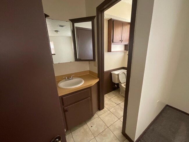 Building Photo - 3 bedroom 1 1/2 bath