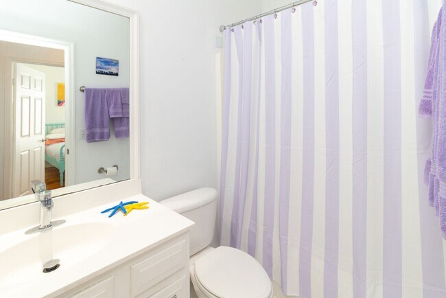 Building Photo - Lovely Townhome Available In Yacht Cove