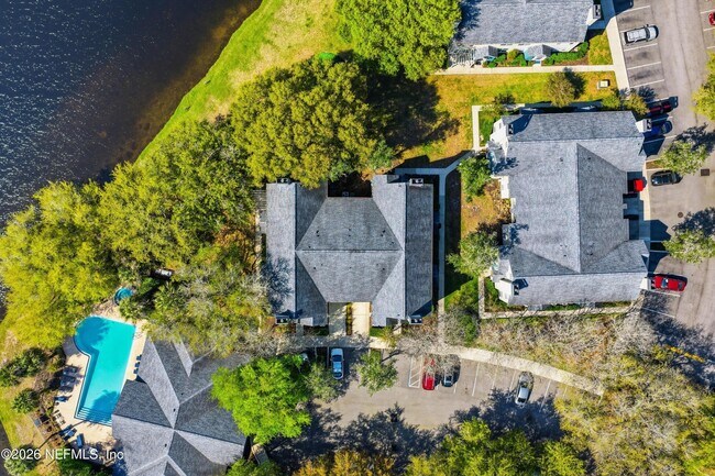 Building Photo - 13700 Richmond Park Dr N
