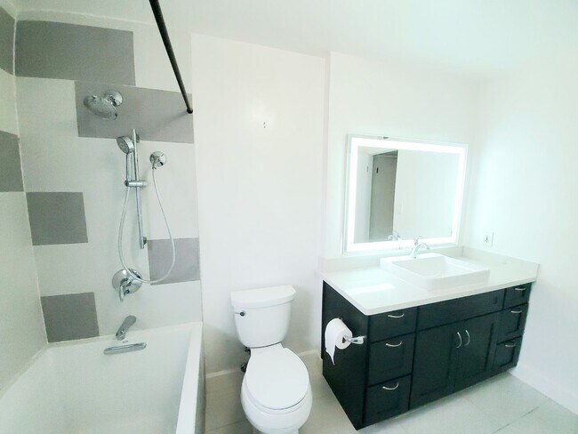 Building Photo - Lovely top floor condo unit; 2 bed/ 2 bath