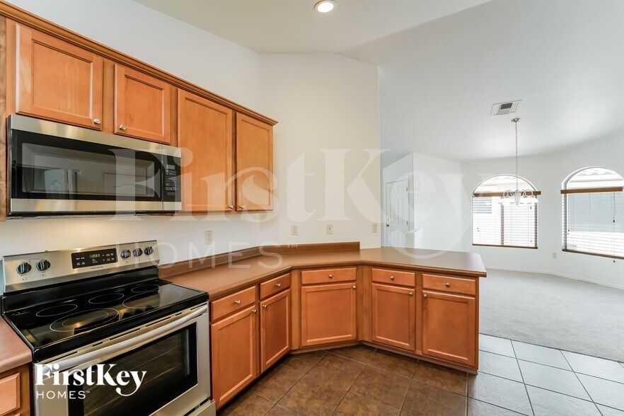 Building Photo - 8711 N Moonfire Dr