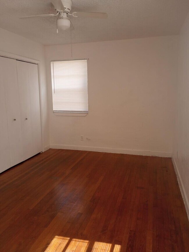 Building Photo - Spacious 3 bedroom 2 bath home with garage