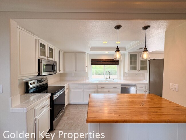 Building Photo - Welcome home to this spacious 4-bedroom, 3-bath home located in the Rancho Del Oro Community!