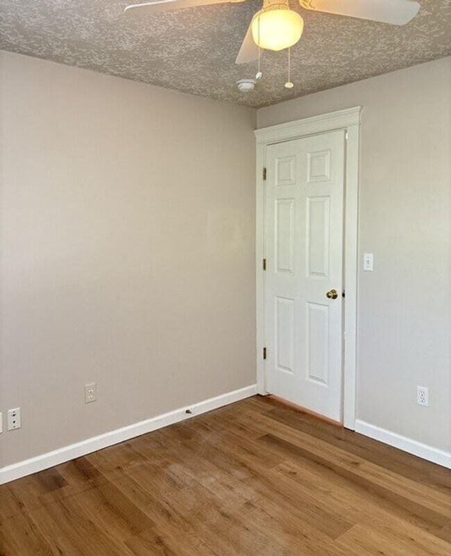 Building Photo - 3Bd/2Ba Single Story Home - Available to View!