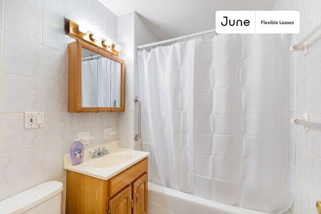 Building Photo - Queen bedroom in 3 bed/1 bath Home
