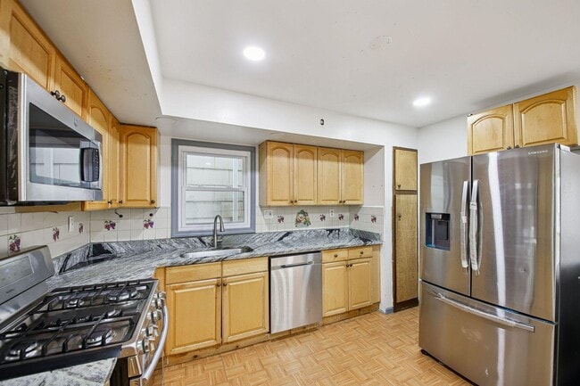 Building Photo - 13 Carlton Ave