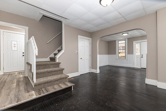 Building Photo - 910 W Locust St