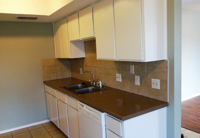 New Kitchen Counter Tops - Pecan Creek Apartments