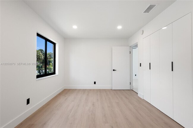 Building Photo - 1543 SW 1st Ave