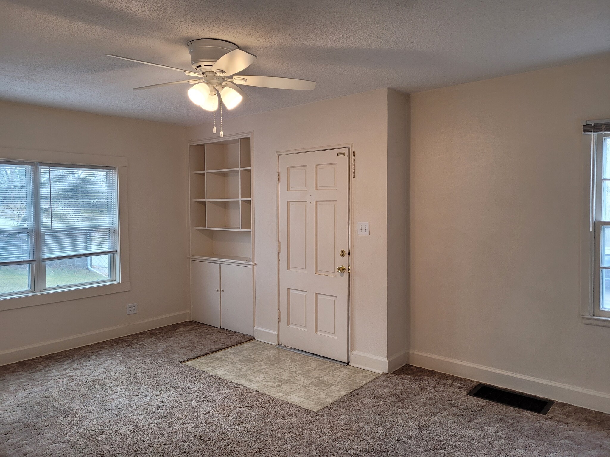 Livingroom - 530 W 10th St N