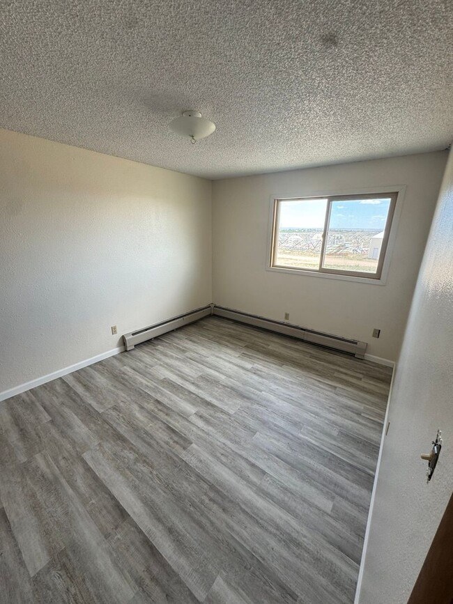 Building Photo - 4 Bedroom - 3 Bathroom just outside of town!