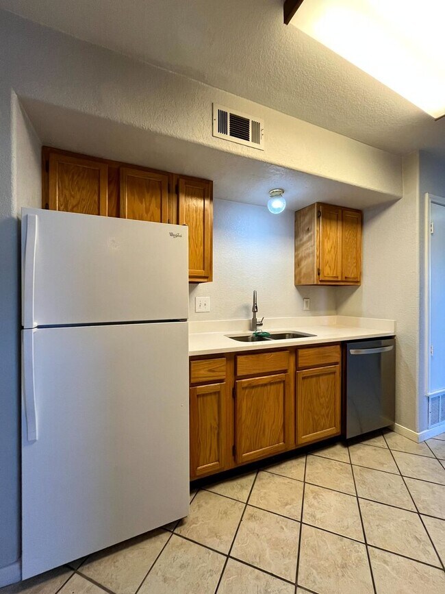 Building Photo - 2302 Wales Cir