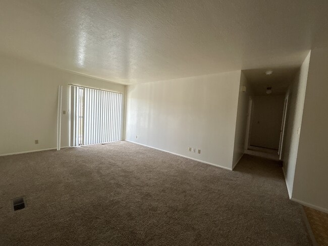 Building Photo - 93 S Valley Dr