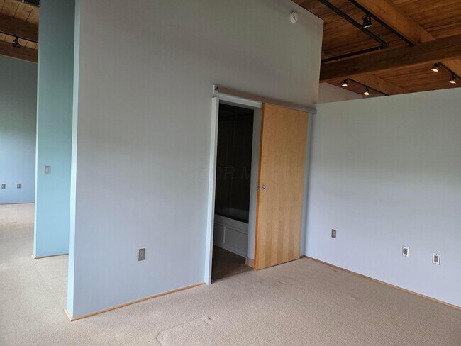 Building Photo - 448 W Nationwide Blvd
