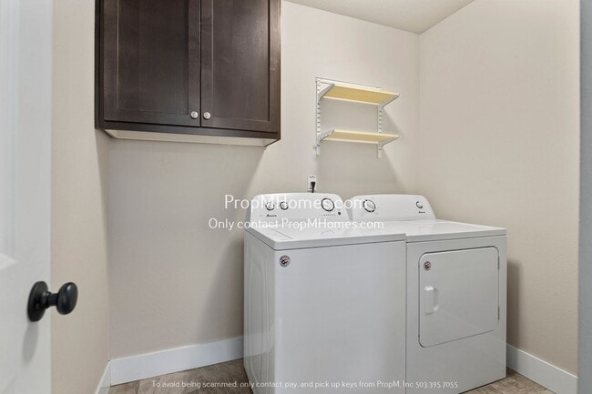 Building Photo - Terrific Milwaukie Three Bedroom Townhome - Close to Providence!