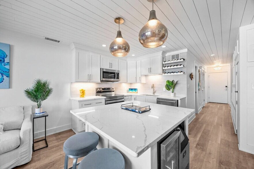 Building Photo - 17735 Front Beach Rd