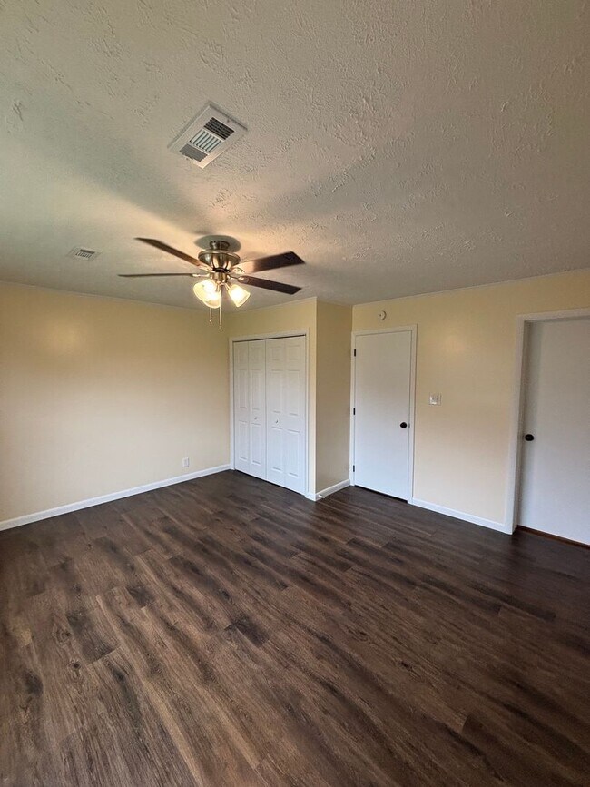 Building Photo - Newly Remodeled rancher in Halls