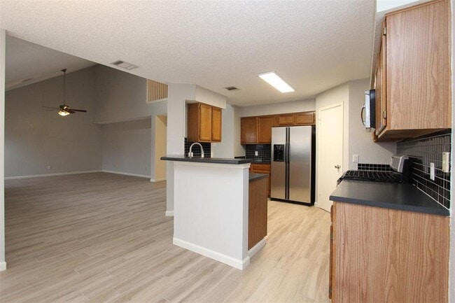 Building Photo - 15301 Ecorio Dr