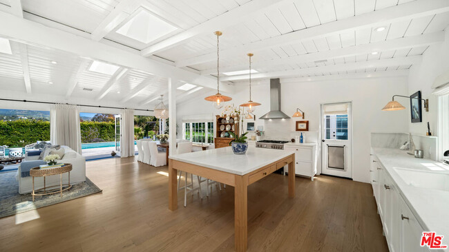 Building Photo - 6540 Dume Dr