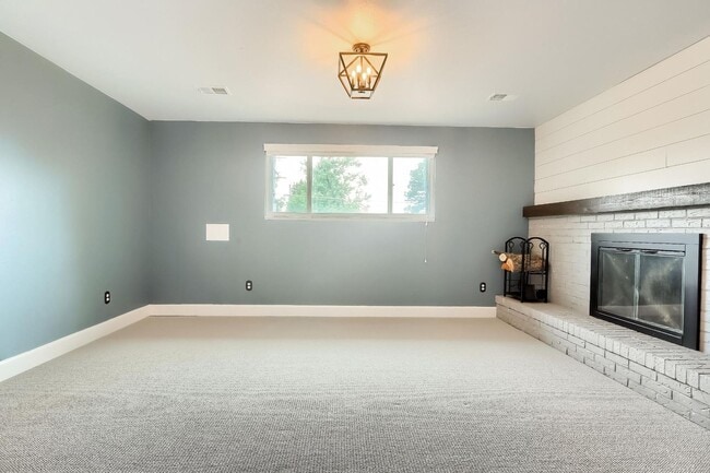 Building Photo - 4 BED 3 BATH HOUSE NEAR CREAK PARK!!!