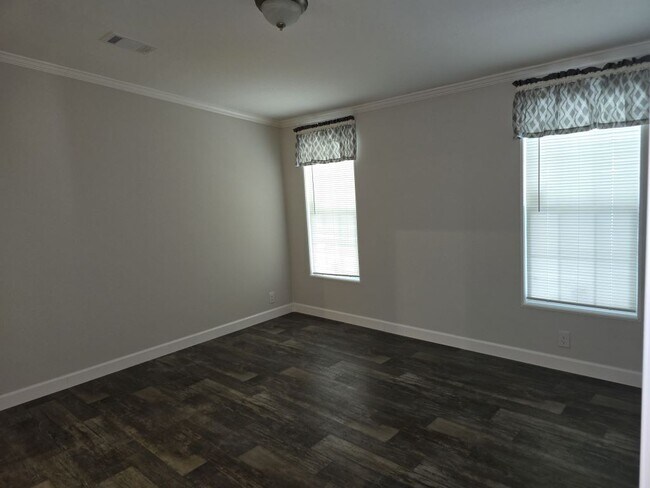 Building Photo - 102 Robert James Dr