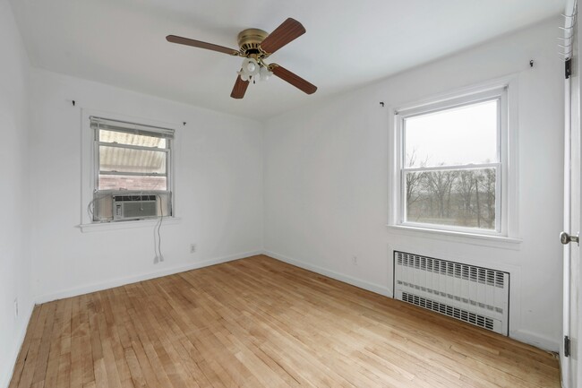 Building Photo - 271 7th St