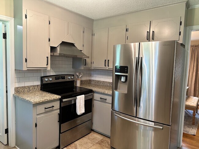 Building Photo - 2204 N Dallerton Cir