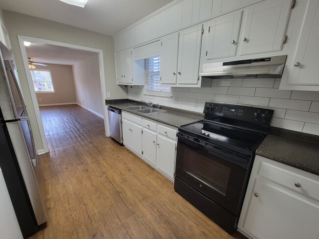 Building Photo - 014 University Ct