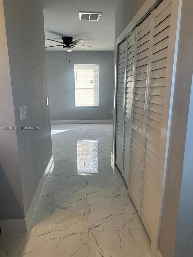 Building Photo - 868 Cervantes St E