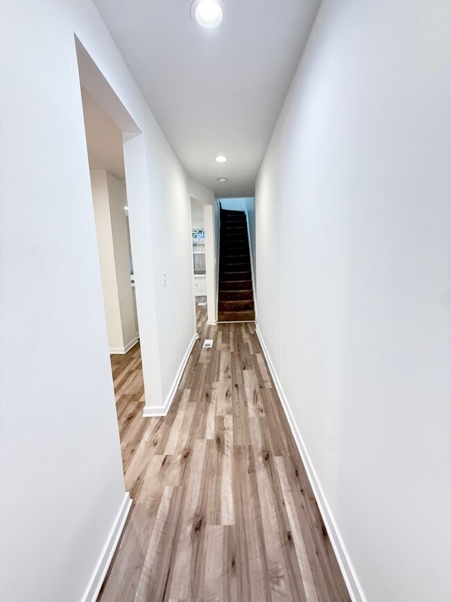 Building Photo - Newly Remodeled 2 or 3 Bedroom In Upper La...