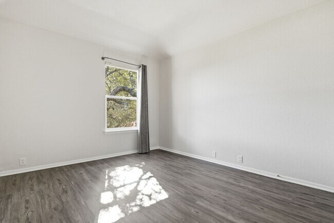 Building Photo - BEAUTIFUL 5 BEDROOM AND 3 BATH!!