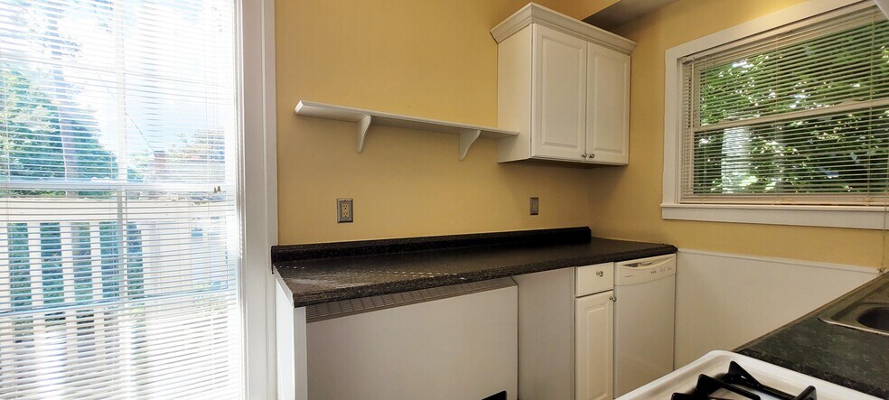 Kitchen - 463 W Church St