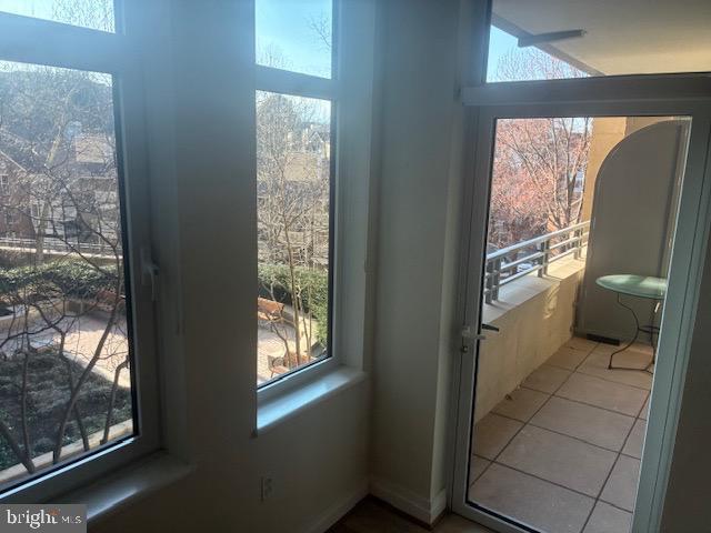 Building Photo - 8220 Crestwood Heights Dr