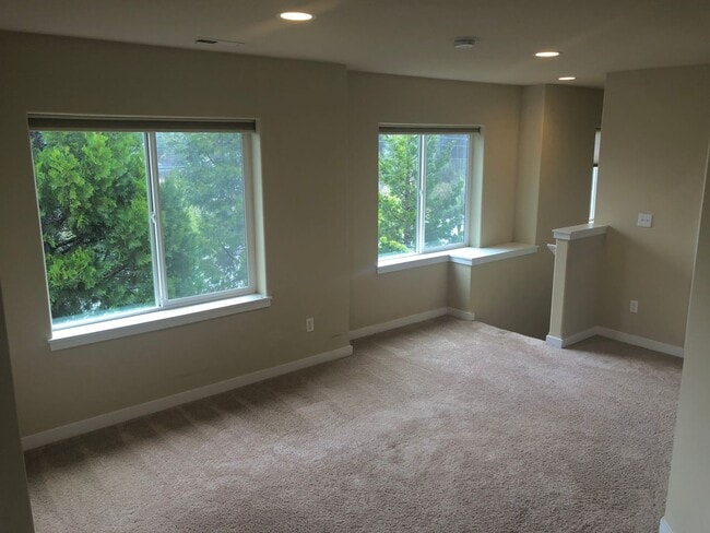 Building Photo - 3 Bed, 2.5 Bath Millcreek Townhouse 2 Car $3099.00