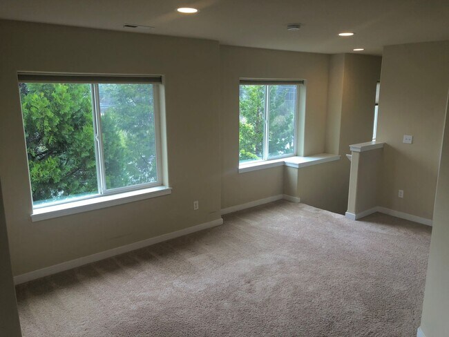 Building Photo - 3 Bed, 2.5 Bath Millcreek Townhouse New Ca...