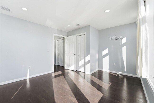 Building Photo - 225 Freeman Ave