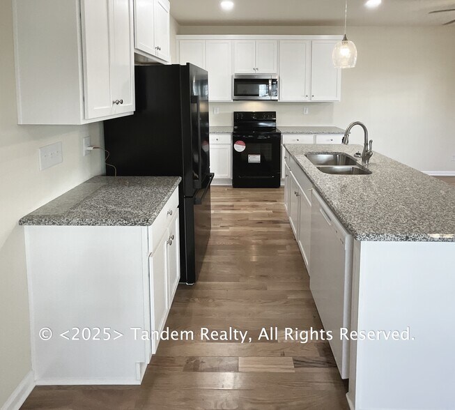 Building Photo - 738 Alloway St