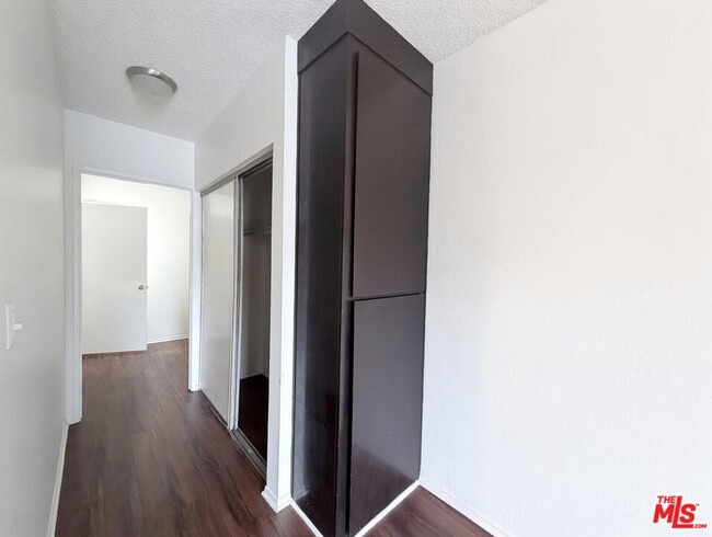 Building Photo - 1137 W 36th Pl