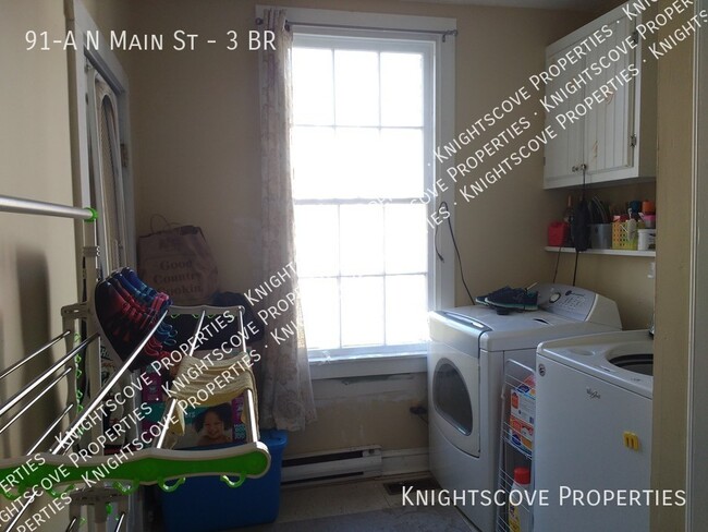 Building Photo - Beautiful, large historic home with origin...