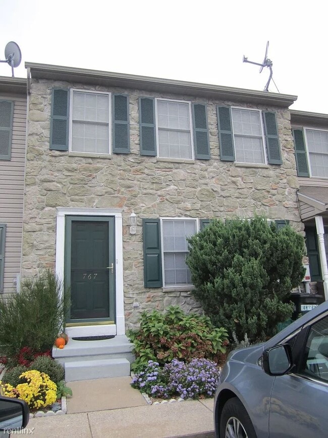 Building Photo - 3 br, 1.5 bath Townhome - 767 Knoll Drive