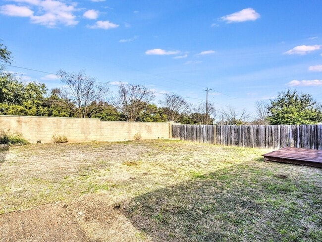 Building Photo - Comfortable 3BR / 2BA Home with Fireplace, Natural Light & Private Backyard