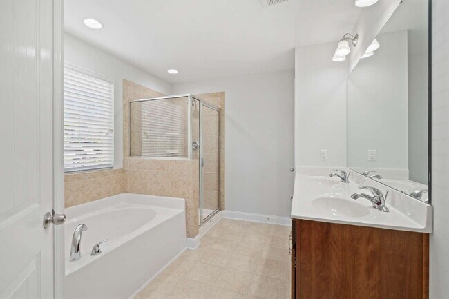 Building Photo - Welcome Home: Spacious 3-Bedroom Retreat i...