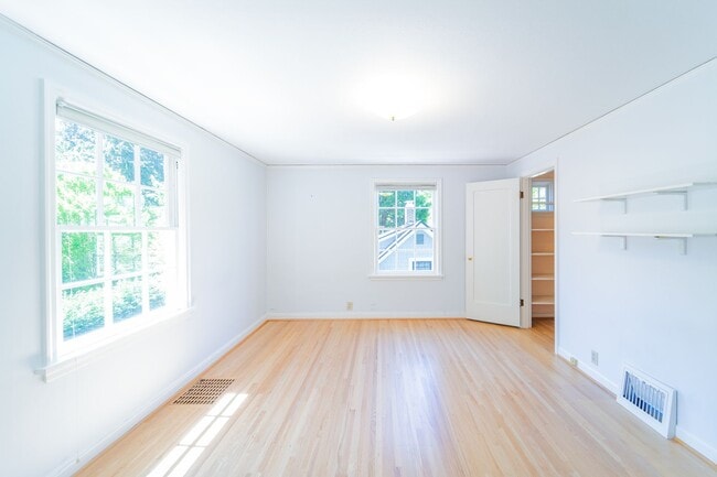 Building Photo - 2840 SW Fern St