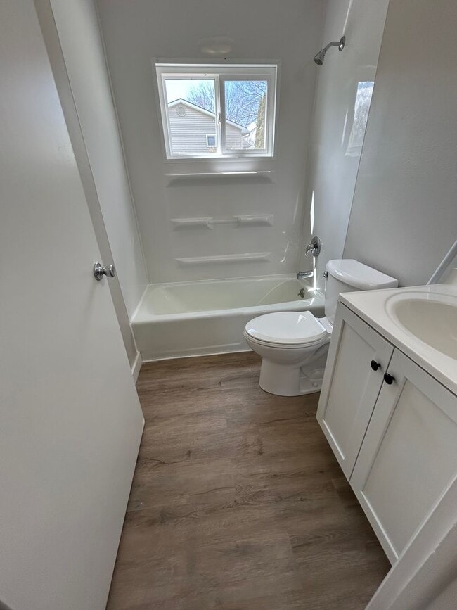 Building Photo - Recently Renovated 2 Bedroom Apartment