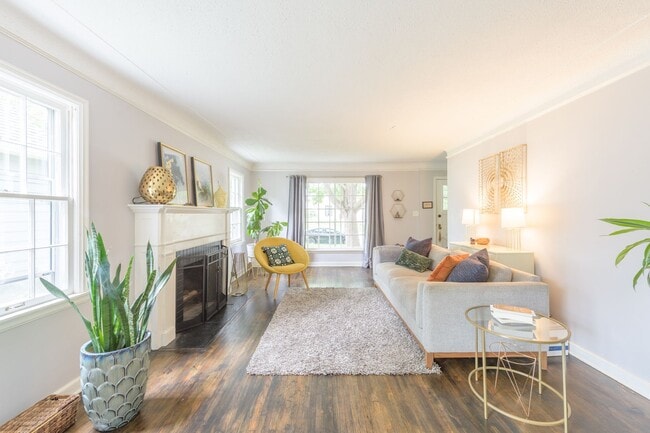 Building Photo - Lovely 3 Bedroom Home in Minneapolis