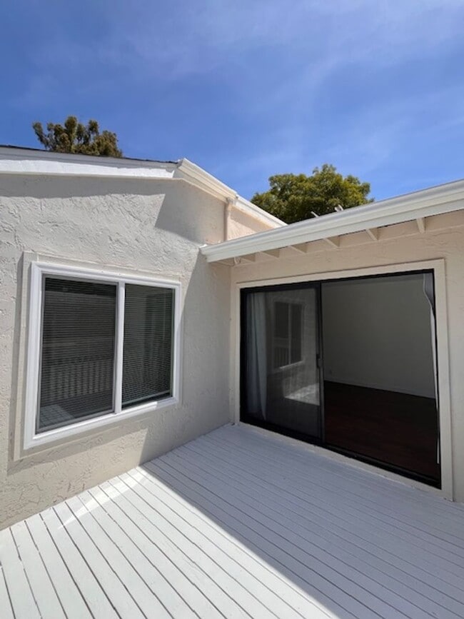 Building Photo - 3 bed 1.5 bath 2 story condo in Park Place...